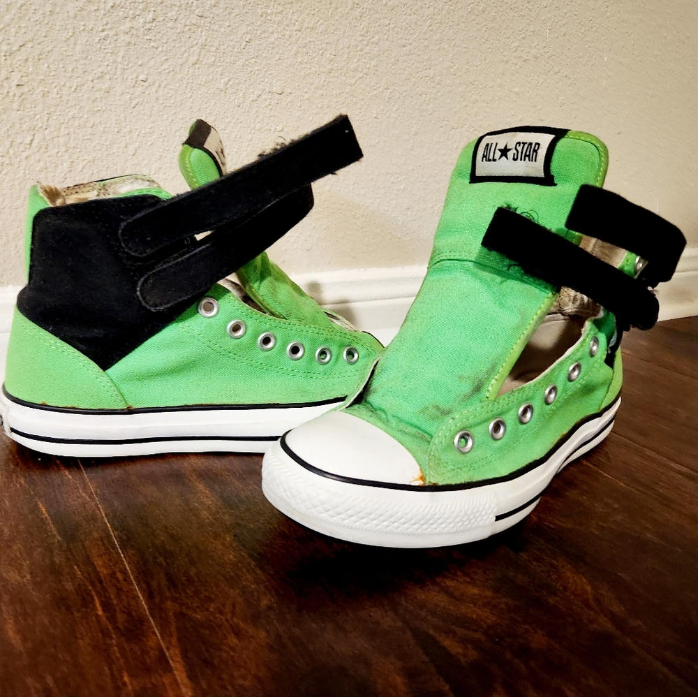 USED Converse/Chuck Taylor w/straps w/o laces